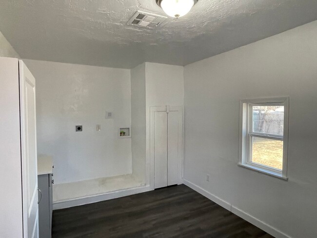 Building Photo - Updated and Spacious 2 bed 2 bath in the P...