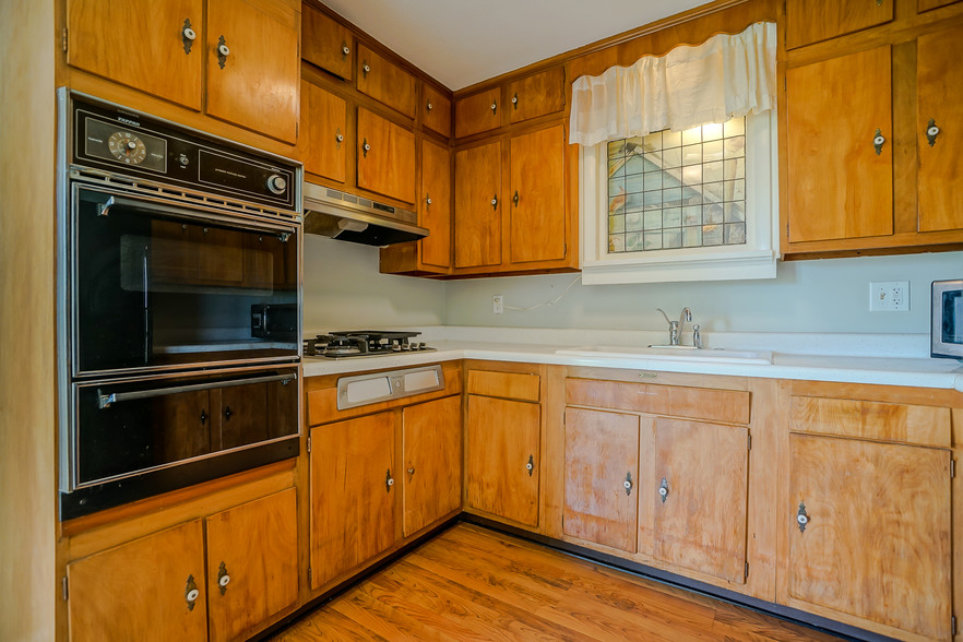 Plenty of Cabinets - 6134 N Jayar Dr