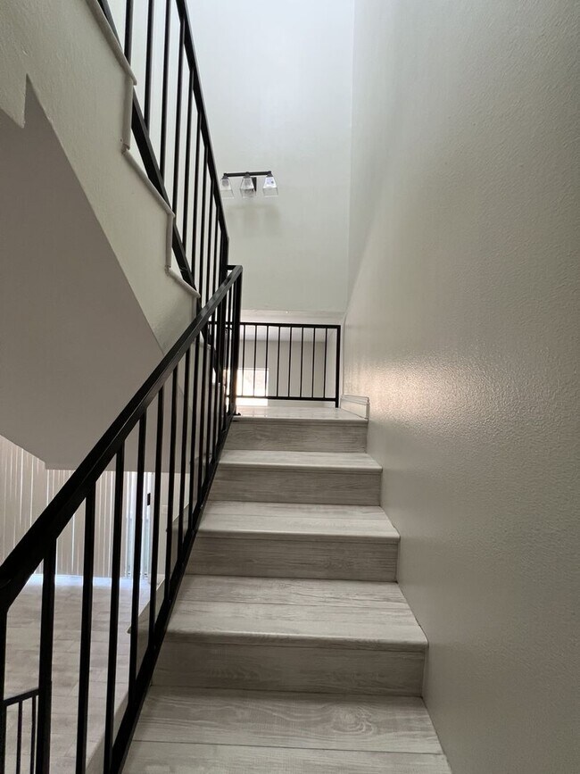 Building Photo - Spacious-Bright 3 Bedroom 2.5 Two story Bathroom Condo