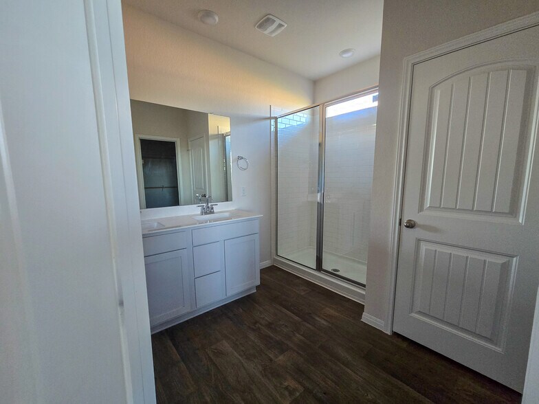 Building Photo - Room in House on Brody Ln