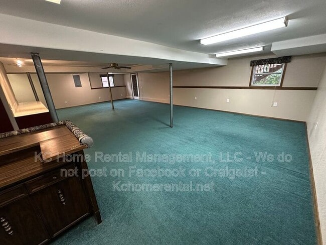 Building Photo - 9305 N Charlotte Ct