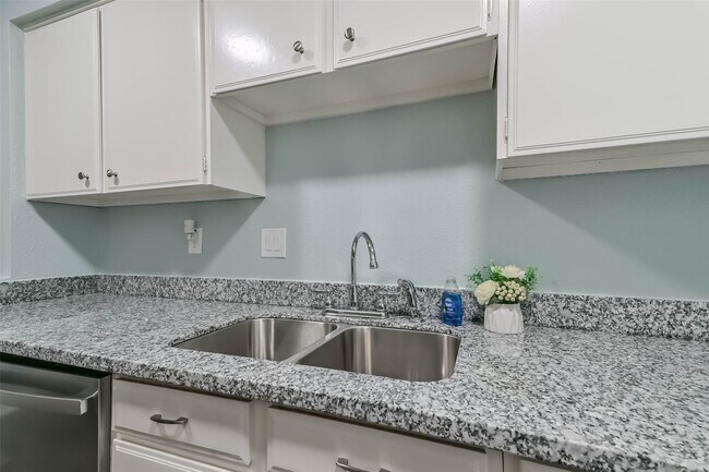 Building Photo - 1415 Ramada Dr