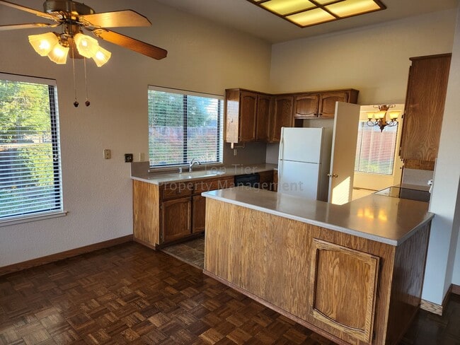 Building Photo - Spacious 4 Bed/2 Bath /1,970 square foot h...