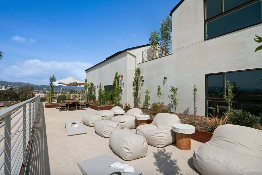 Building Photo - 611 N Virgil Ave