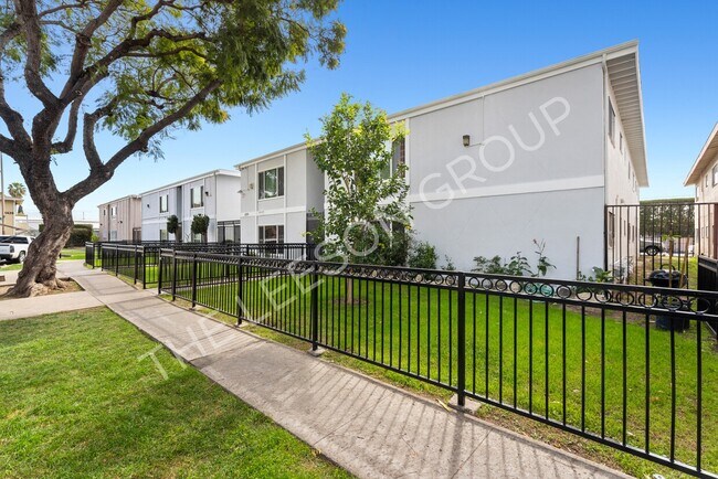 Building Photo - 1230 E Borchard Ave