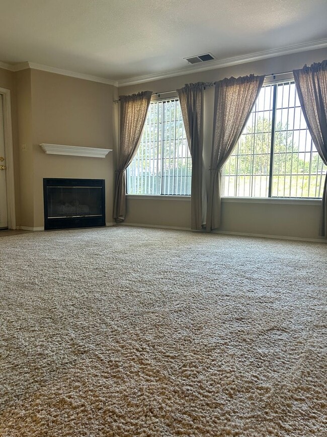 Building Photo - $1700/Mos 1 Bed 1 Bath Lower Level Condo i...