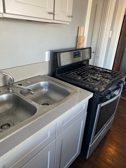 Newer stove - 2422 E 7th St