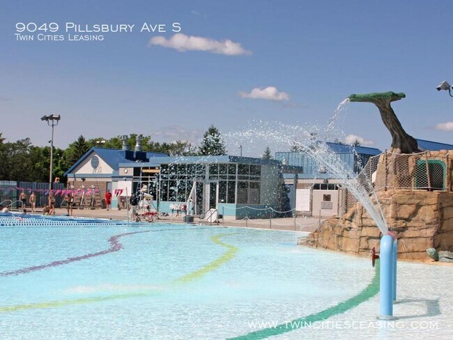 Building Photo - 3 Bedrooms Top Level w/ Full Bath - 2 Car ...