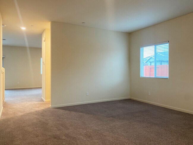 Building Photo - Spacious 4 bedroom/2 bath home waiting to ...