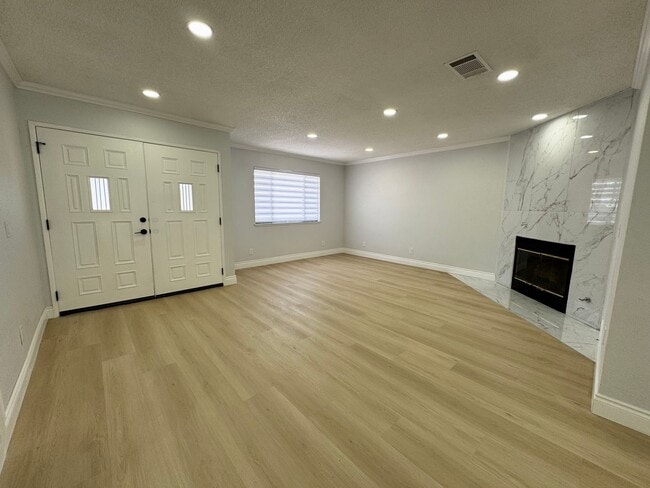Building Photo - Beautifully Remodeled 3 Bed, 2 Bath $1,795.00
