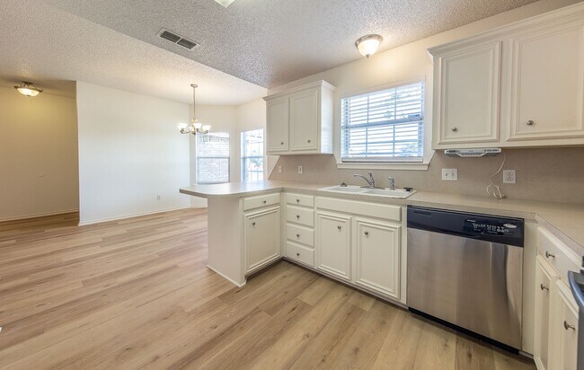 Building Photo - 3 Bed 2 Bath Move In Ready!