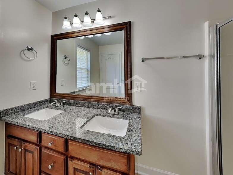 Building Photo - 560 Summit Way