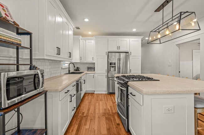 Building Photo - 2200 Hurley Ave