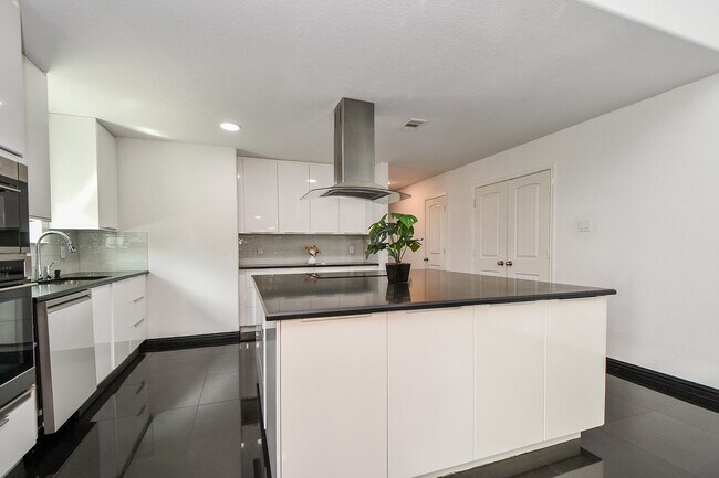 Building Photo - 2015 Treasure Mountain Dr