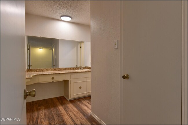 Building Photo - 3433 Clearview Ln