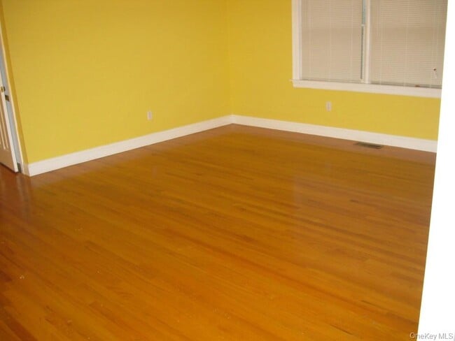 Building Photo - 622 S 6th Ave