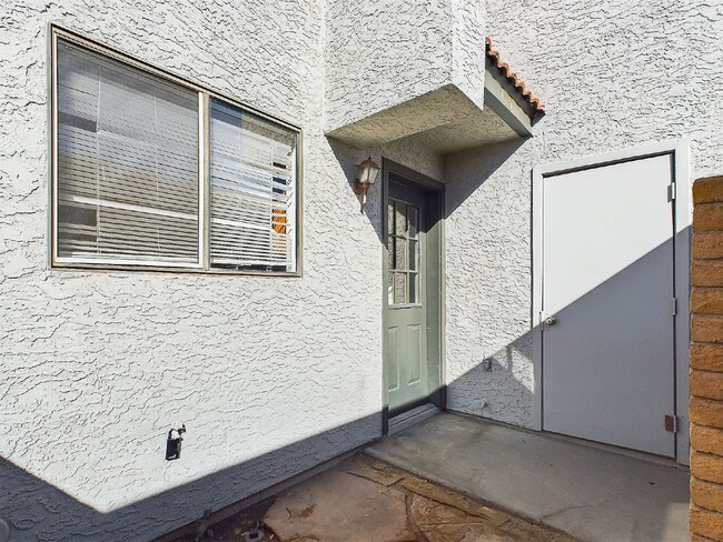 Building Photo - Charming Phoenix Townhouse