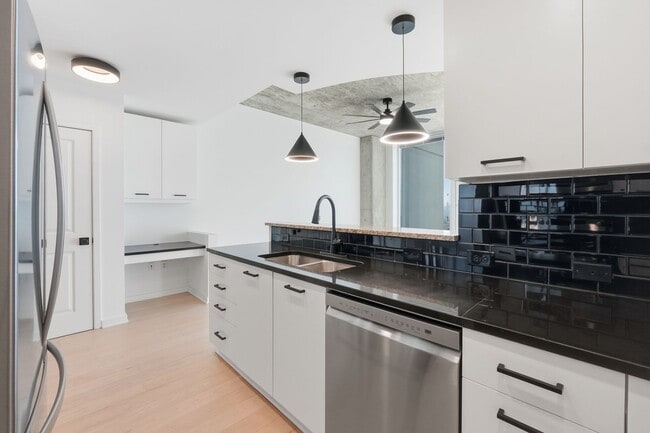 Building Photo - Sought after 1 bedroom on the 29TH FLOOR in the heart of Buckhead!