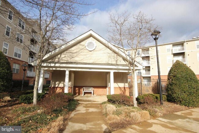 Building Photo - 7000 Falls Reach Dr