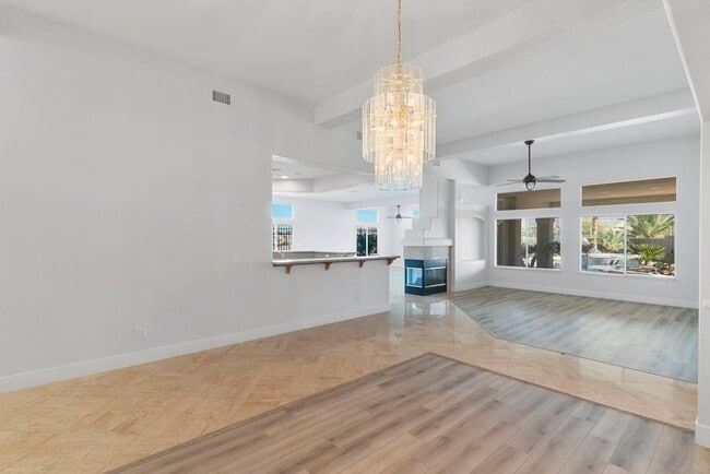 Building Photo - 4 bed, 2.5 bath single-story home in the g...