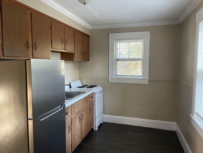 Building Photo - 39 Thorndike St