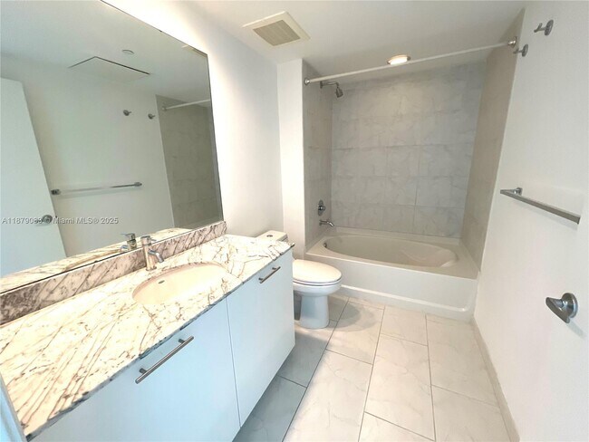 Building Photo - 950 Brickell Bay Dr