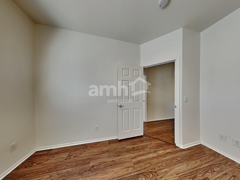 Building Photo - 1750 W Union Hills Dr