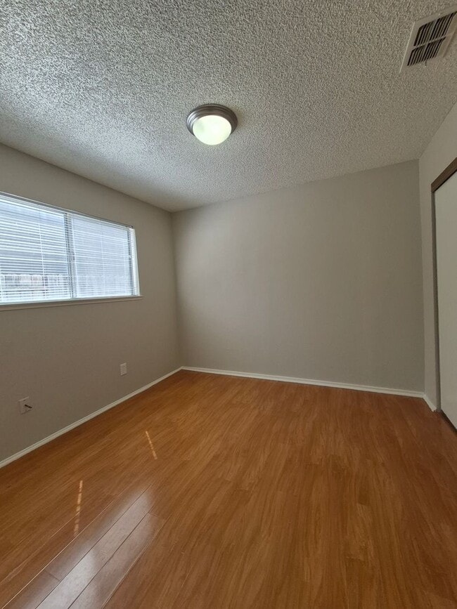 Building Photo - 7520 Blackthorne Way