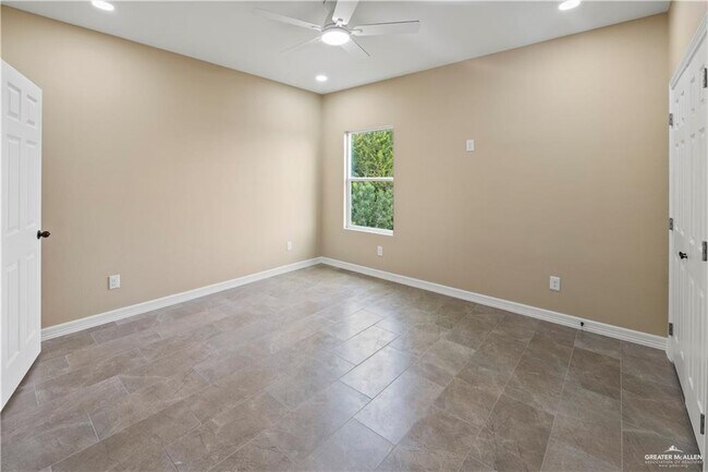 Building Photo - 1405 Karen Dr