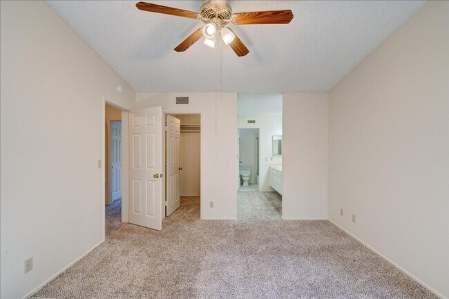 Building Photo - Beautiful End-Unit Townhome Centraly Located