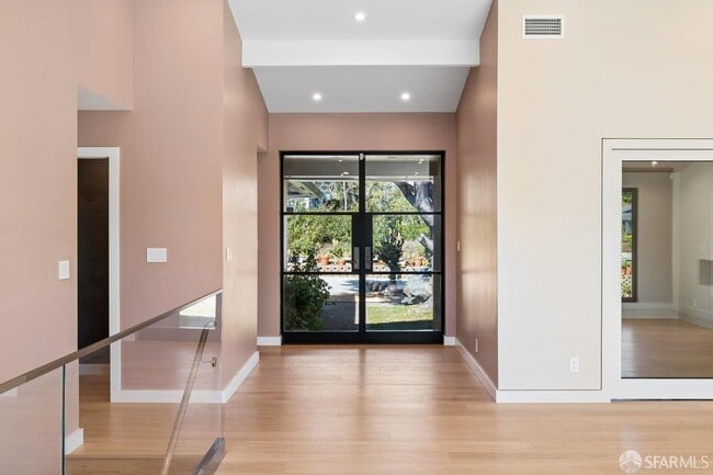 Building Photo - 1435 Lakeview Dr