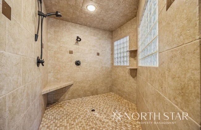 Building Photo - Stunning Bull Mountain Estate