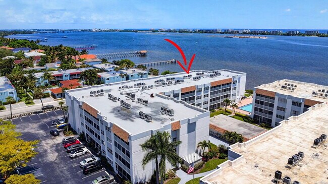 Building Photo - 1502 S Lakeside Dr