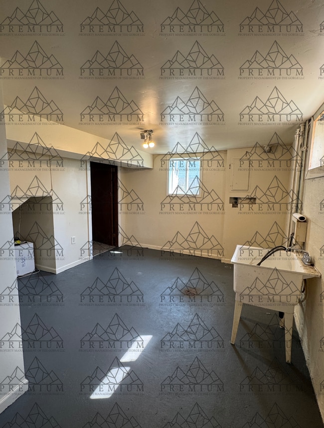 Building Photo - Large 4 Bedroom 2 Bath