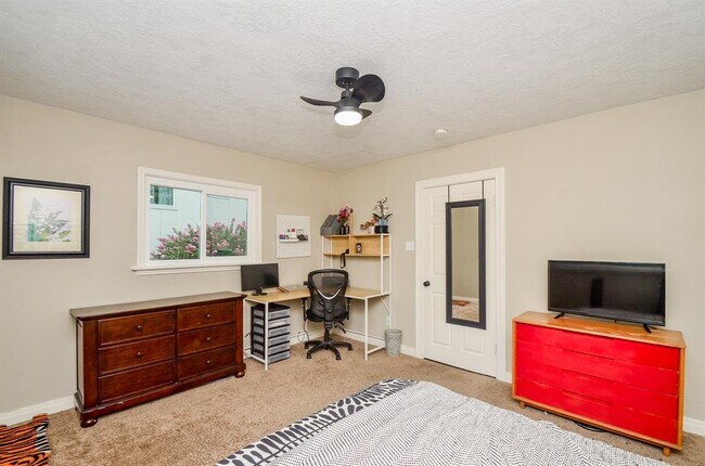 Building Photo - 4315 Fernwood Dr