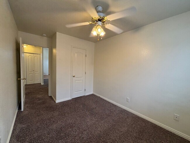 Building Photo - DARLING TOWNHOME FOR RENT IN HURRICANE!