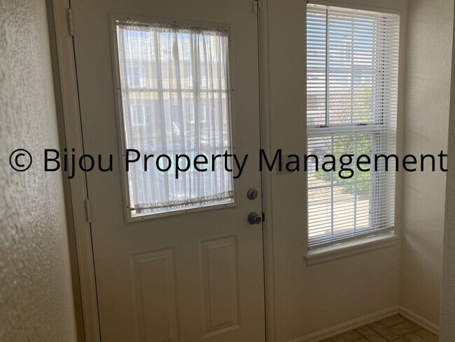 Building Photo - Gold Hill Townhome