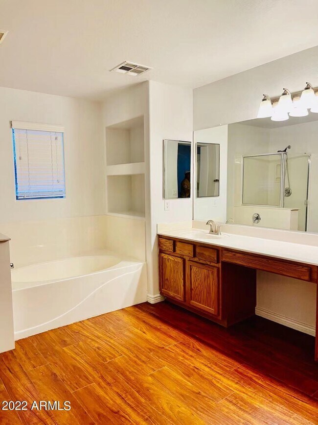 Building Photo - 1704 S Falcon Dr