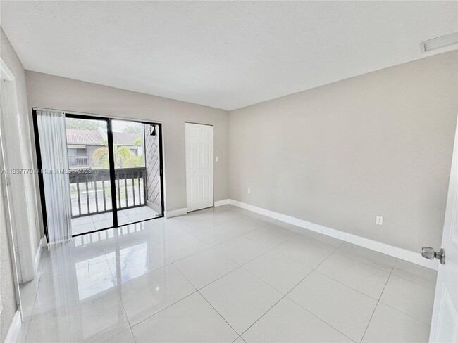 Building Photo - 3840 SW 52nd Ave