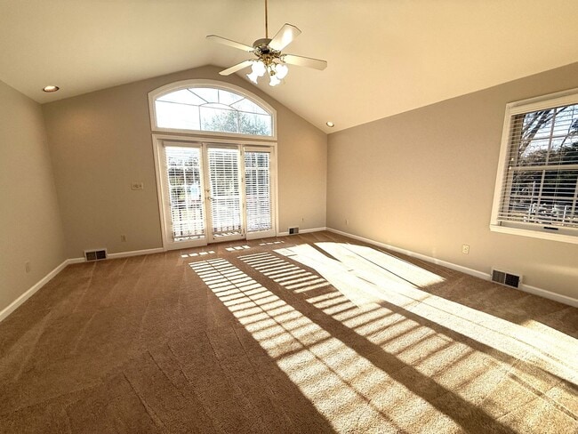 Building Photo - Spacious 3 Bedroom 2 Bath Home