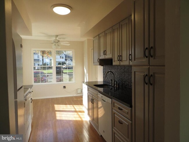 Building Photo - 6403 Rolling Hill Dr