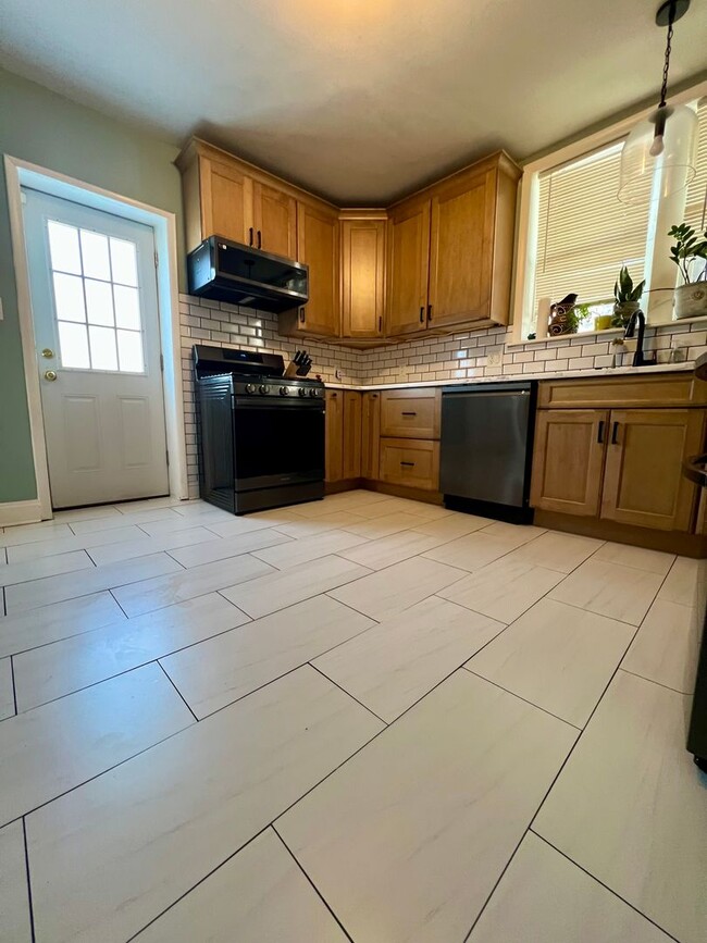 Building Photo - Gorgeous 3-Bedroom Townhome in East Falls! Available June 1st!