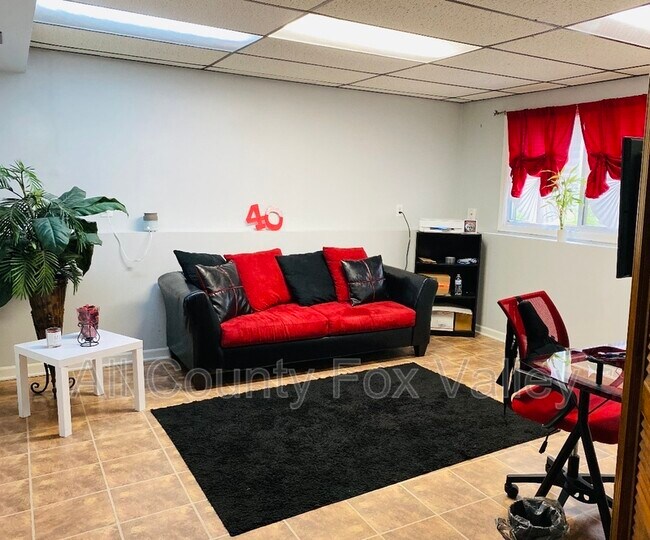 Building Photo - 633 W Briarcliff Rd