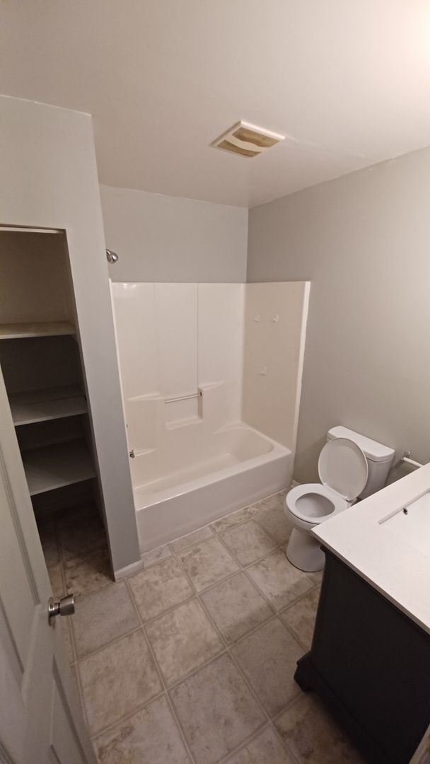 Building Photo - Spacious 4 Bedroom 2 bath house located ne...