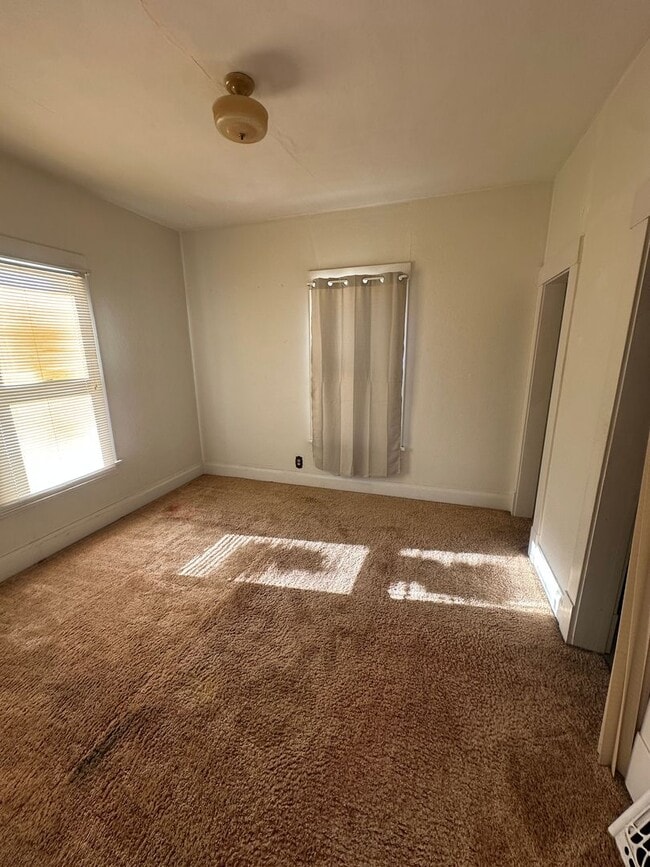 Building Photo - Charming 1.5-Story Home available for RENT beginning January 2, 2025.