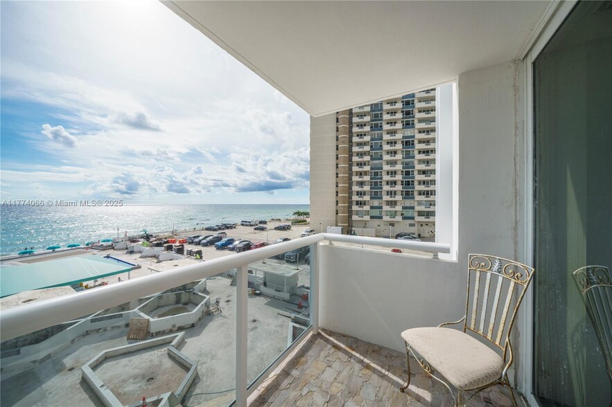 Building Photo - 3140 S Ocean Dr