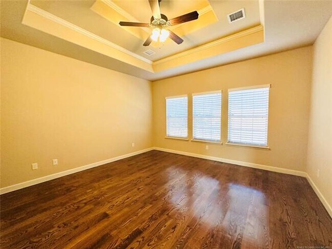 Building Photo - HOUSE FOR RENT