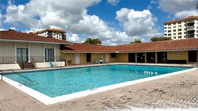 Building Photo - 4174 Inverrary Dr