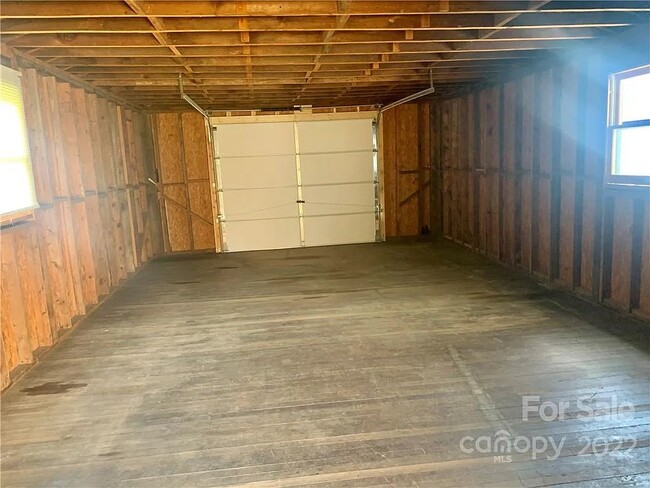 Storage building - 613 Brookwood Dr