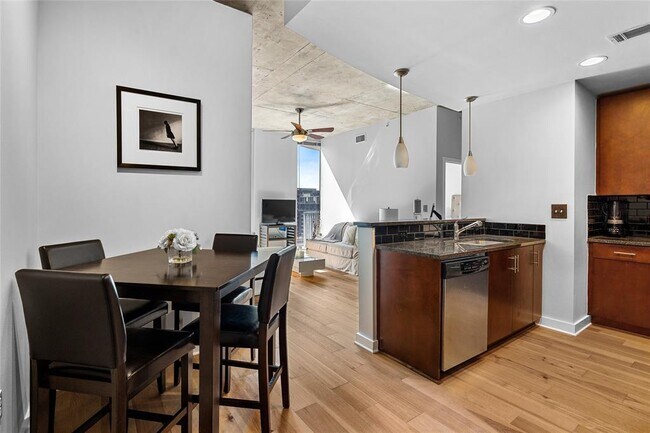 Building Photo - 360 Nueces St